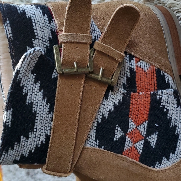 Plume by Farylrobin Mixed Media Suede Booties Size 8 - Picture 4 of 9